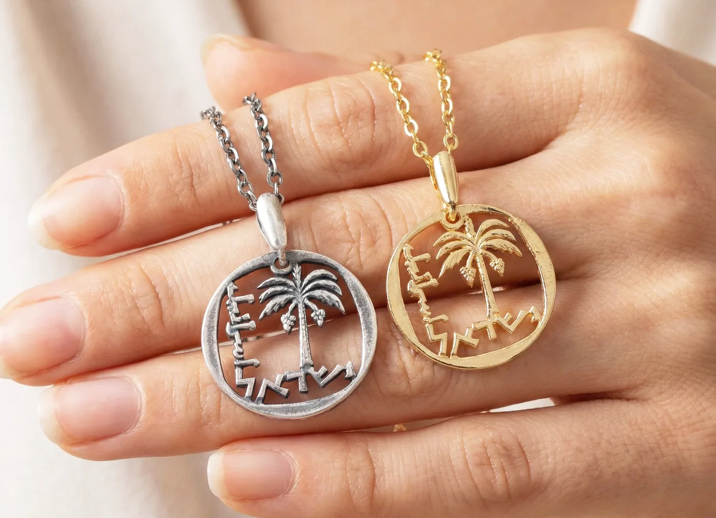 תליון עץ תמר חתוך ממטבע 10 אגורות, שנות ה 60