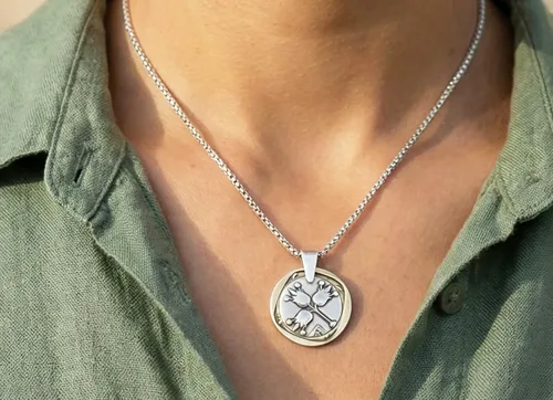 תליון ממטבע לירה רימונים ומטבע 10 אגורות מסביב