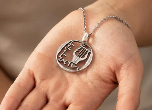 תליון כינור דוד בעבודת יד - עשוי ממטבע 25 אגורות, שנות ה 70